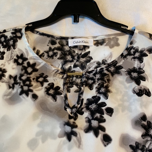 Calvin Klein Black, White and Gey Floral Blouse size medium - Picture 5 of 5